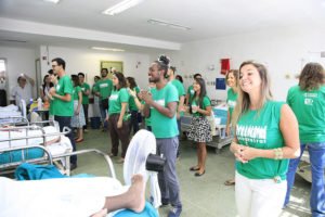 Grupo de cantores voluntários se apresentou para pacientes do Souza Aguiar (Divulgação/SES-RJ)