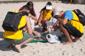 Neste sábado (16) é dia de Clean Up nas praias do Rio, para recolher lixo (Reprodução de Internet)
