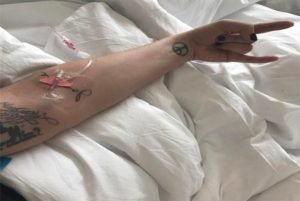 Cantora postou no seu Instagram uma foto enquanto era medicada, justificando que sofre com a doença (Reprodução de Internet)