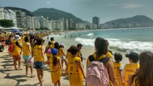 Em março deste ano, foram retirados 1.640 litros de resíduos das areias de Copacabana com a ajuda de 500 voluntários (Foto: Divulgação)