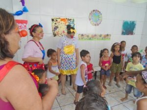 Festa da Clínica da Alegria na creche do Morro do Bumba em Niterói: ONG volta ao local este mês (Foto: Divulgação)