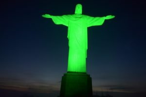 Em homenagem ao Dia do Médico, o Cristo Redentor foi iluminado na cor verde na noite de quarta-feira, dia 18 (Foto: Divulgação)