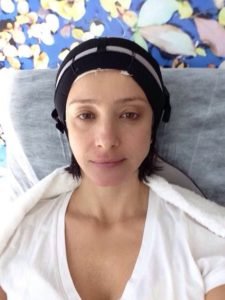 Em 2015, a apresentadora Sabrina Parlatore usou touca durante quimioterapia para reduzir queda de cabelo (Foto: Arquivo Pessoal)