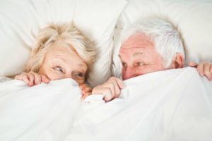 Cada vez mais ativos, idosos estão mantendo uma vida sexual intensa após os 60 anos (Reprodução de internet)