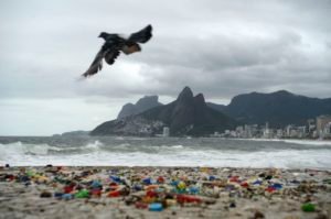 Frente fria provoca ressaca no mar e revela lixo trazido pelas ondas no Rio  (Tânia Rêgo/Agência Brasil)