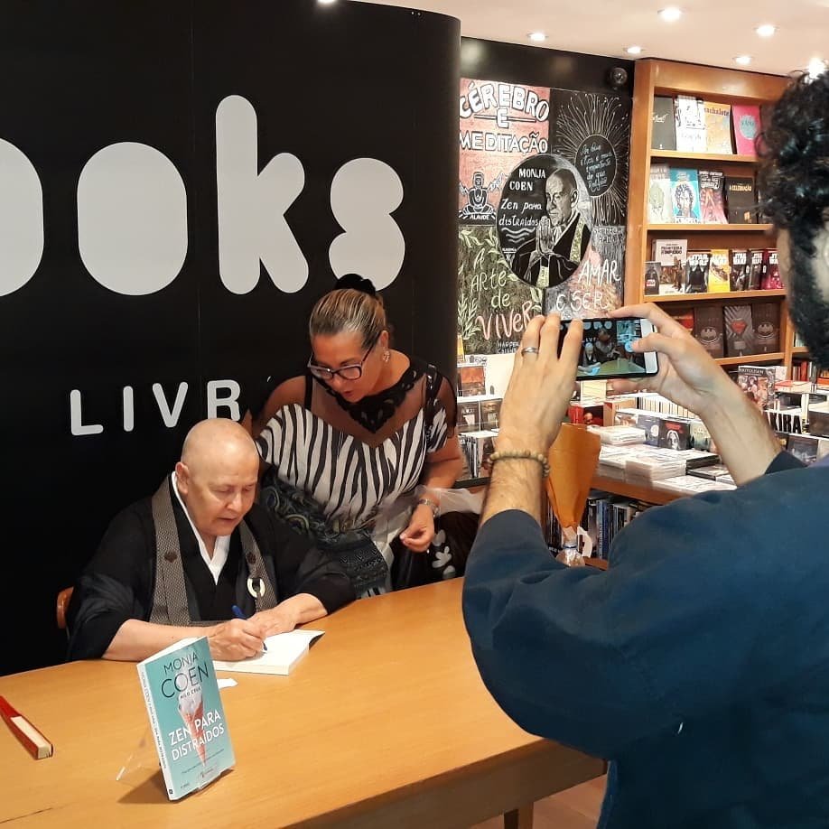 Monja Coen autografa Zen para Distraídos