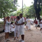 Estudantes da Cultura Racional reunidos em praça