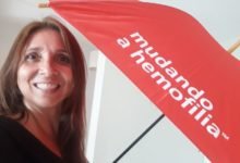 Rosayne Macedo recebe guarda-chuva do projeto Mudando a Hemofilia