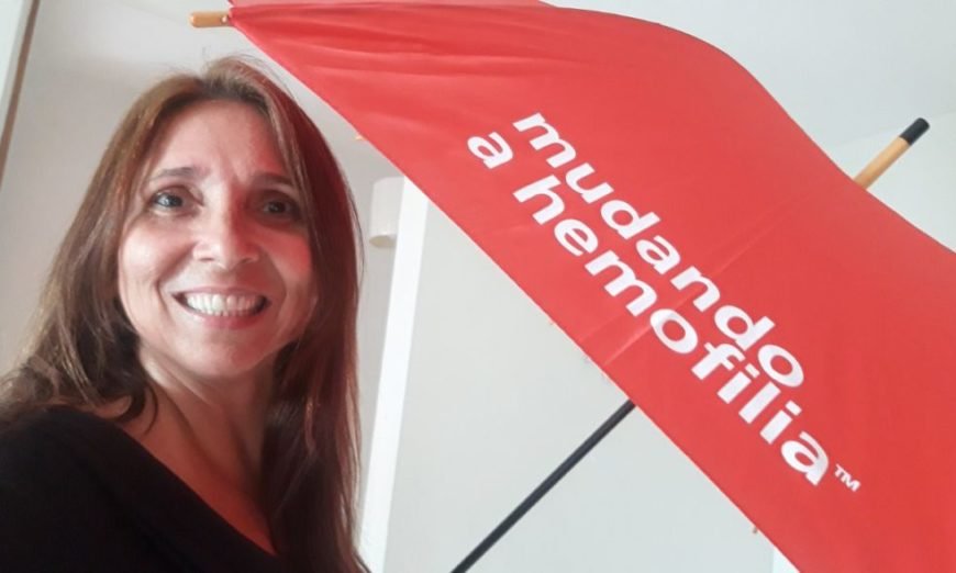 Rosayne Macedo recebe guarda-chuva do projeto Mudando a Hemofilia
