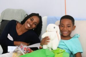 Crianças internadas recebem a visita do coelhinho da páscoa