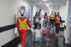 Crianças internadas recebem a visita do coelhinho da páscoa