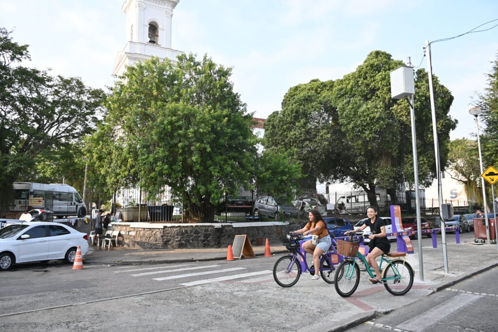 A psicóloga Giovana Pereira passou a usar a NitBike diariamente para trabalhas: 'me senti encorajada' (Fotos: Divulgação / Prefeitura de Niteroi)