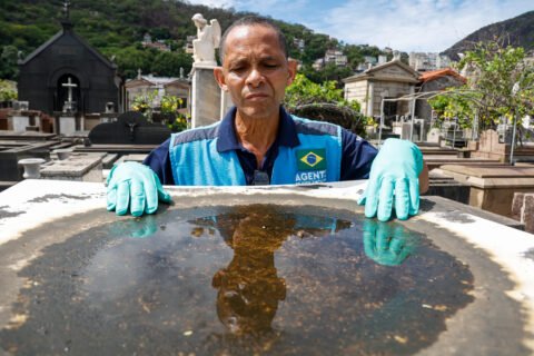 Agentes fazem limpeza em cemitérios para evitar a proliferação do mosquito da dengue (Fotos: Edu Kapps / SMS-Rio)