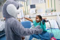 Crianças recebem visita do coelhinho da páscoa em hospitais do SUS.